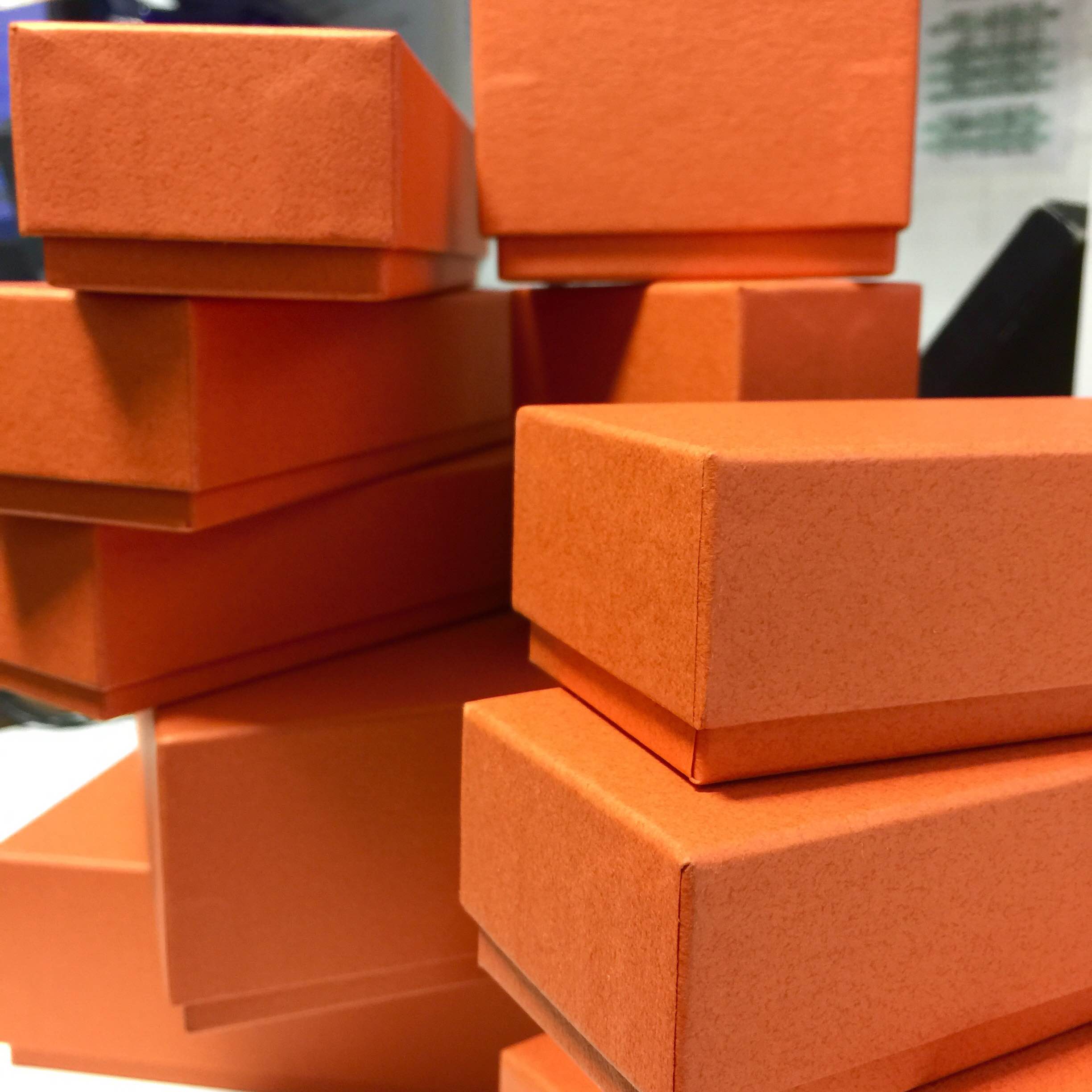永田さんが大好きなオレンジカラーのBOX